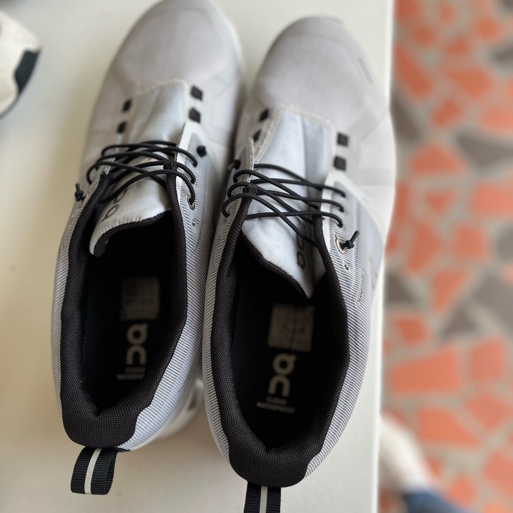 On Running  Clouds Men’s Low-Top Sneakers in Light Gray and Black